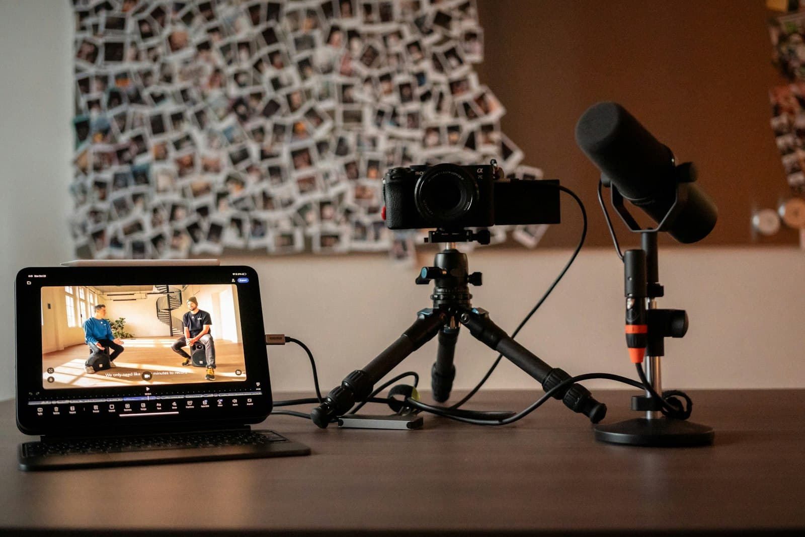 Câmera, microfone e monitor de vídeo sobre uma mesa de gravação