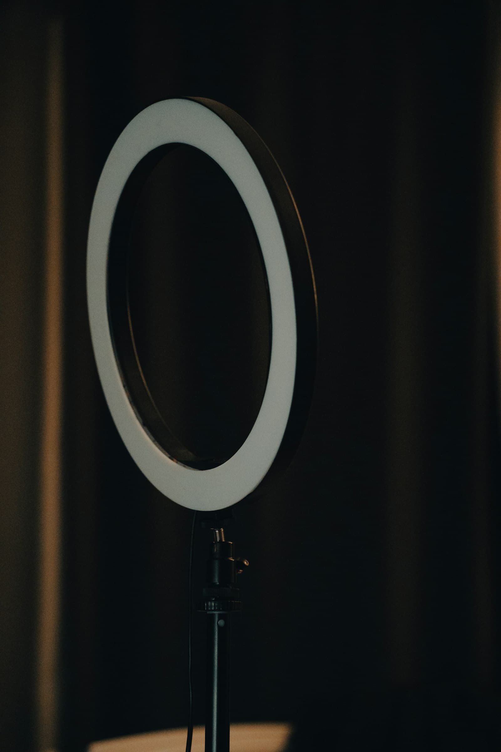 Ring light e câmera montados sobre tripé, setup típico de estúdio de streaming