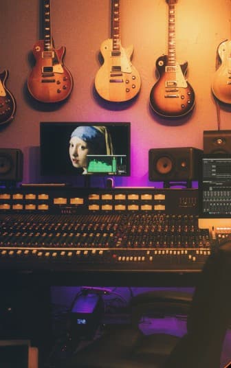 Estúdio de música equipado com guitarras e mesa de som